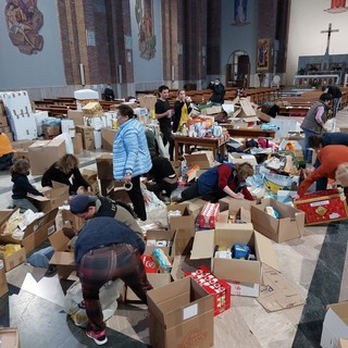 "Servono tir per portare via quello che c'è". Al Sacro Cuore di Savona momentaneo stop alla raccolta benefica pro Ucraina