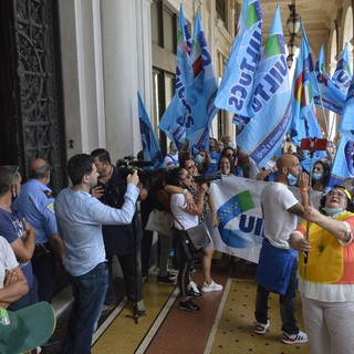 Lavoratori mense e pulizie: Cgil, Cisl e Uil siglano l'accordo con la Regione Lavoratori mense e pulizie: Cgil, Cisl e Uil siglano l'accordo con la Regione
