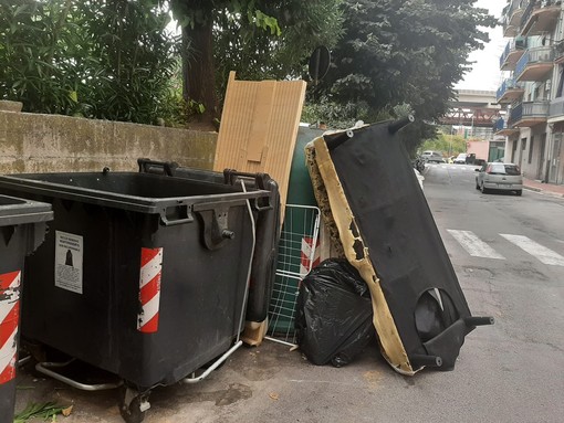 Savona, discarica a cielo aperto in via Destefanis: residenti sul piede di guerra Savona, discarica a cielo aperto in via Destefanis: residenti sul piede di guerra
