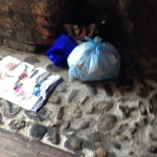 Rottami e rifiuti abbandonati, dov’è il senso civico ad Albenga?