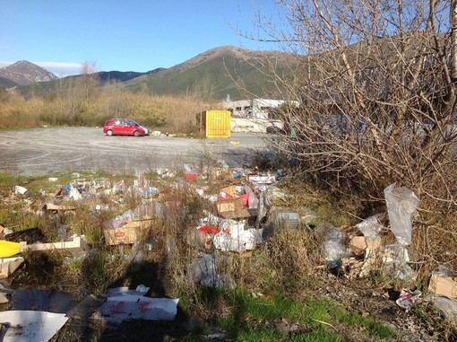 Cisano sul Neva: emergenza rifiuti alle spalle dell’ Unieuro