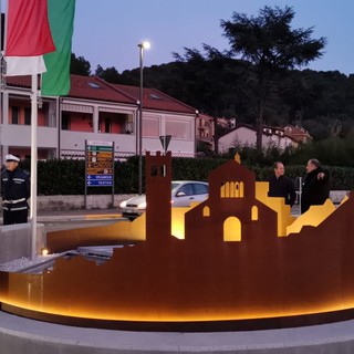 Andora, accesa la rotonda-scultura di via San Lazzaro Andora, accesa la rotonda-scultura di via San Lazzaro