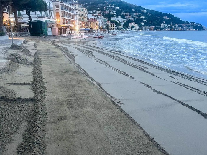 Alassio, all'opera i mezzi per il ripascimento delle spiagge: entro luglio la fine lavori