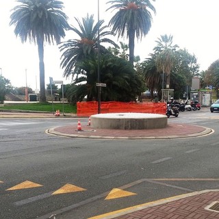 Rotonda tra corso Vittorio Veneto e via Cimarosa a Savona, il consigliere Frumento: "Causa di incidenti, è pericolosa"