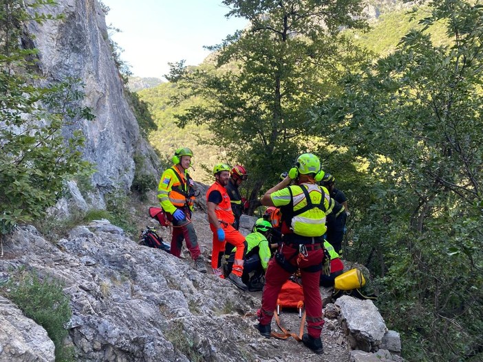 Climber cade da cinque metri d'altezza a Toirano: trasportato in elisoccorso in codice rosso