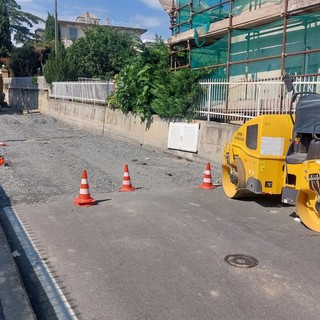 Savona, riaperta la viabilità in via alla Rocca, chiusa per il cedimento dell'asfalto Savona, riaperta la viabilità in via alla Rocca, chiusa per il cedimento dell'asfalto