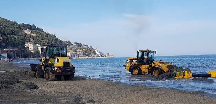 Ripascimento del litorale di Alassio: la chiatta pompa sabbia sulla spiaggia (FOTO e VIDEO)