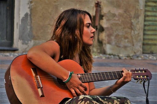 La cantautrice ingauna Roberta Monterosso su Raiuno a “L’Eredità”: si parlerà anche di Albenga”