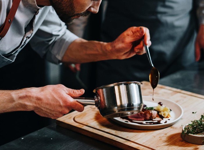 Doppio turno a tavola anche nei ristoranti del Savonese, tra nuove abitudini e modelli importati dall’estero Doppio turno a tavola anche nei ristoranti del Savonese, tra nuove abitudini e modelli importati dall’estero