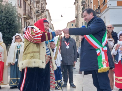 Cicciolin riceve le chiavi della città dal Sindaco: il Carnevale a Savona può iniziare (FOTO e VIDEO)