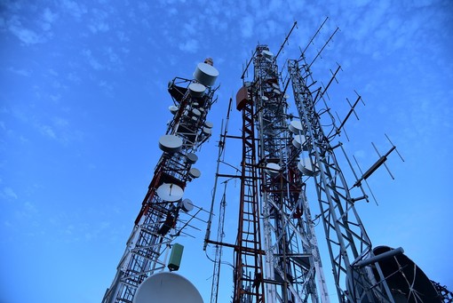 Caro energia, Iliad spegne alcune frequenze della rete mobile nelle ore notturne Caro energia, Iliad spegne alcune frequenze della rete mobile nelle ore notturne