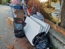 Savona, abbandonano materiali ingombranti in via Valcada, ma alcuni elementi li rendono identificabili