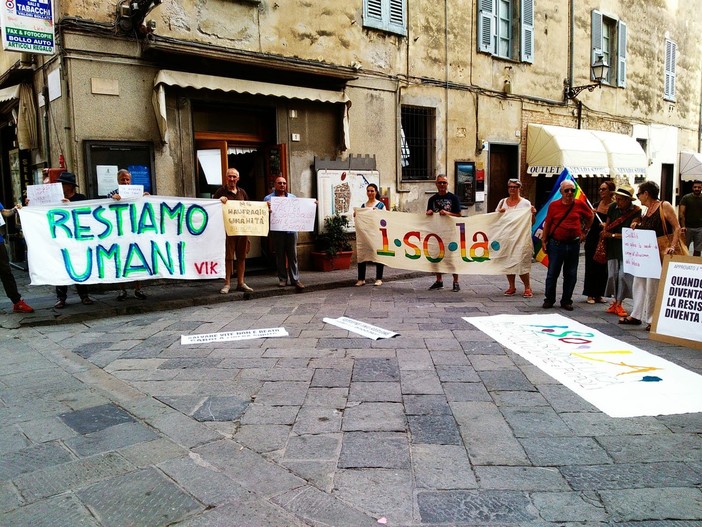Albenga, manifestazione in piazza per schierarsi con Carola Rackete