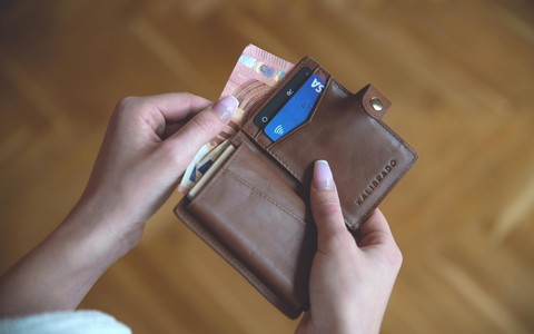 Savona, rischio truffa: venditore di rose usa la &quot;tecnica del portafoglio aperto&quot;