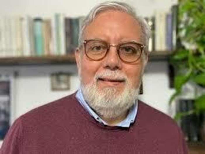 Andora, il professor Riccardo Badino presenta il suo primo romanzo "Pennelli e veleno" Andora, il professor Riccardo Badino presenta il suo primo romanzo "Pennelli e veleno"