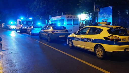 Savona, entra con una spranga all'Sms della Rocca di Legino e colpisce una persona: intervento delle forze delle ordine (FOTO) Savona, entra con una spranga all'Sms della Rocca di Legino e colpisce una persona: intervento delle forze delle ordine (FOTO)