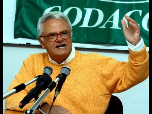 Alassio: vietato sedersi sulla battigia. Il Codacons annuncia un esposto contro l'ordinanza Alassio: vietato sedersi sulla battigia. Il Codacons annuncia un esposto contro l'ordinanza