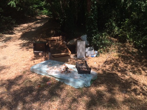 Savona, rifiuti abbandonati in via Nostra Signora del Monte