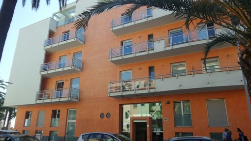 Raid vandalico notturno sulla passeggiata di Loano: danneggiato un bar e macchine, aggredito il guardiano di un residence