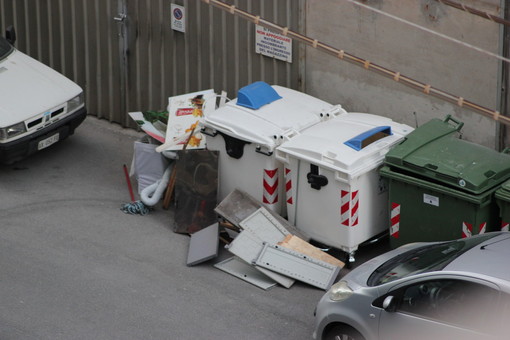 Savona: abbandono indiscriminato di rifiuti Savona: abbandono indiscriminato di rifiuti
