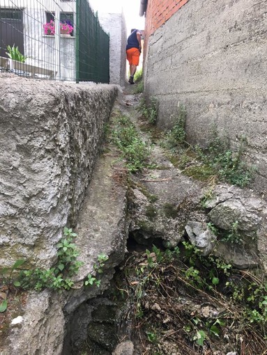 Roccavignale, tubo dell'acquedotto rotto in località Toschini: intervento in corso