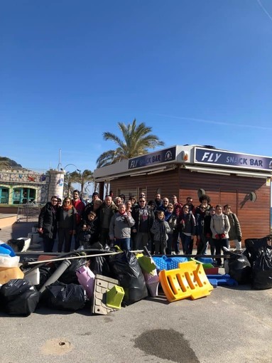 Circa sessanta volontari hanno dedicato la domenica a pulire le spiagge finalesi (FOTOGallery) Circa sessanta volontari hanno dedicato la domenica a pulire le spiagge finalesi (FOTOGallery)