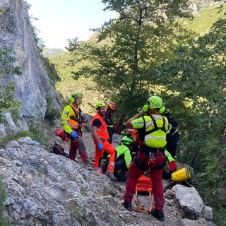 Climber cade da cinque metri d'altezza a Toirano: trasportato in elisoccorso in codice rosso Climber cade da cinque metri d'altezza a Toirano: trasportato in elisoccorso in codice rosso