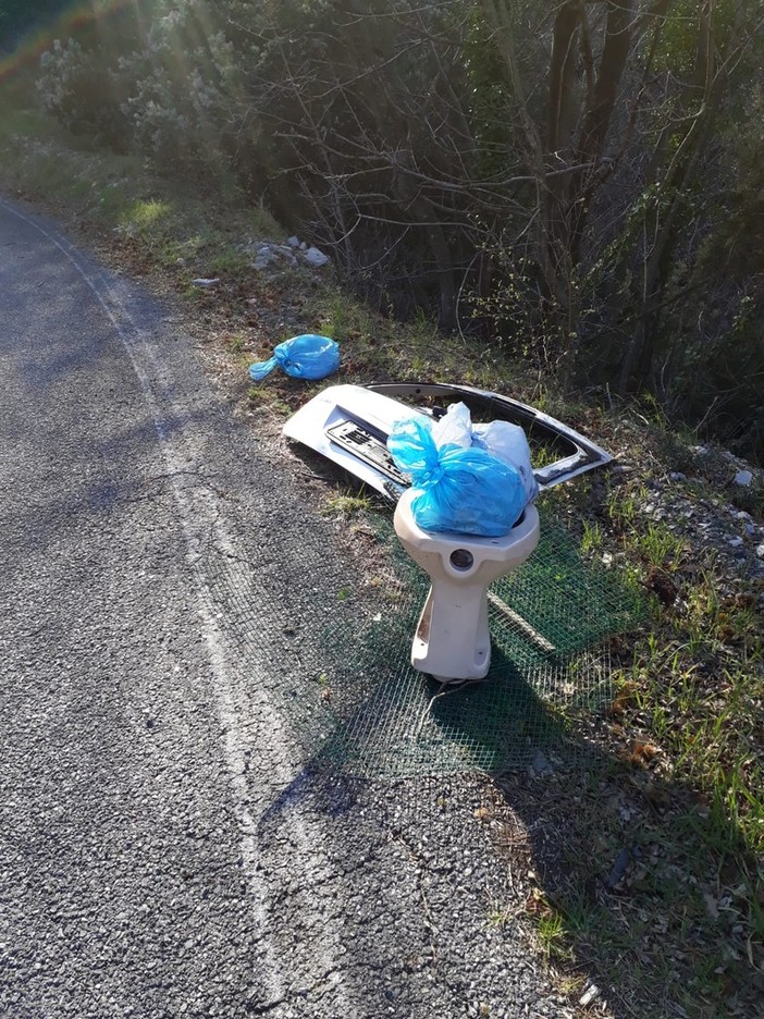 Calice: guerra aperta agli "zozzoni". Basta con gli abbandoni di rifiuti a Ca' del Moro Calice: guerra aperta agli "zozzoni". Basta con gli abbandoni di rifiuti a Ca' del Moro