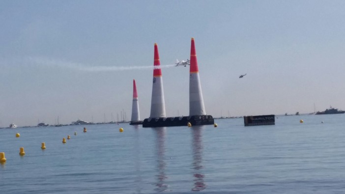Spettacolo nel cielo di Cannes con la Red Bull Air Race, domenica gran finale tra sole ed adrenalina Spettacolo nel cielo di Cannes con la Red Bull Air Race, domenica gran finale tra sole ed adrenalina
