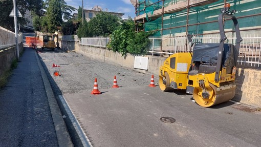 Savona, riaperta la viabilità in via alla Rocca, chiusa per il cedimento dell'asfalto Savona, riaperta la viabilità in via alla Rocca, chiusa per il cedimento dell'asfalto