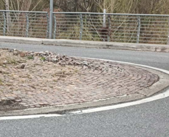 Sanpietrini divelti e lasciati sul posto, +Cairo: "La rotonda di via Sanguinetti va messa in sicurezza"