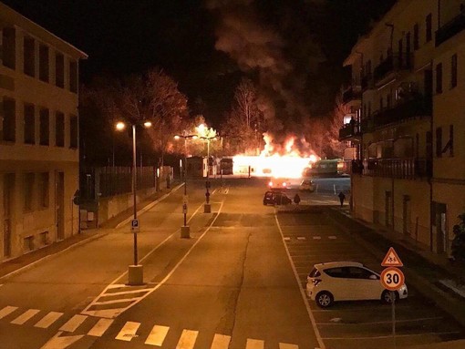 Deposito TPL in fiamme a Millesimo, tre pullman distrutti, una persona trasportata in Ospedale per accertamenti
