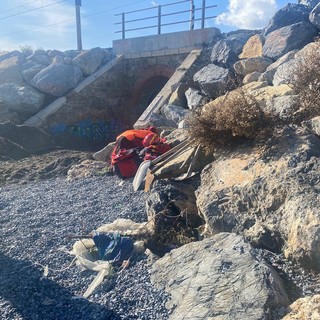 Albenga, senzatetto disperso: le ricerche sul litorale e in mare Albenga, senzatetto disperso: le ricerche sul litorale e in mare