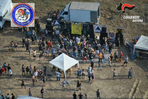 Rave party abusivo a Calice Ligure: targhe e volti identificati grazie all'elicottero "Fiamma" dei Carabinieri: 54 persone denunciate Rave party abusivo a Calice Ligure: targhe e volti identificati grazie all'elicottero "Fiamma" dei Carabinieri: 54 persone denunciate
