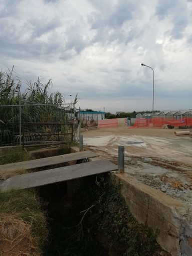 Albenga: demolito il ponte sui rii Fasceo e Carendetta