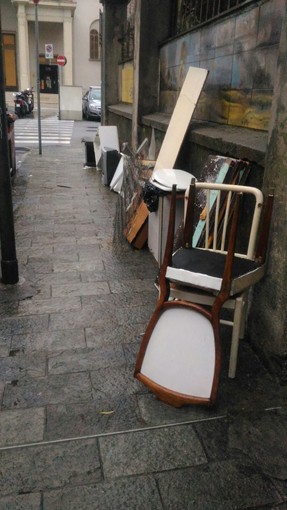 Savona, rifiuti abbandonati in via dei Cambiaso. Una residente: "Sembra una discarica" Savona, rifiuti abbandonati in via dei Cambiaso. Una residente: "Sembra una discarica"