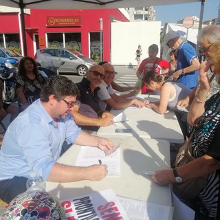 Senzaprontosoccorsosimuore, in sole 3 ore al mercato di Albenga raccolte 800 firme