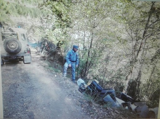 Zuccarello, rifiuti abbandonati in una scarpata: sanzionata una società di autotrasporti (FOTO)