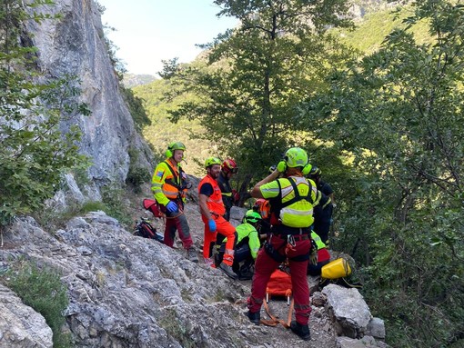 Climber cade da cinque metri d'altezza a Toirano: trasportato in elisoccorso in codice rosso