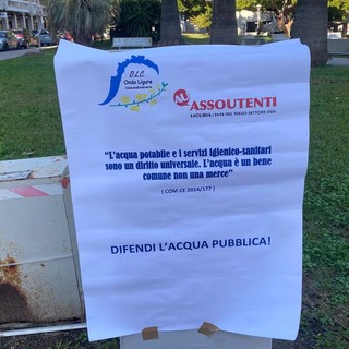 La protesta di Assoutenti ad Andora per la gestione critica dell'acqua La protesta di Assoutenti ad Andora per la gestione critica dell'acqua