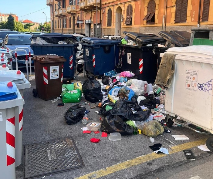Porta a porta a Savona, passaggi saltati e cassonetti stracolmi. Carpano (Azione) e Gemelli (Pd) : "Criticità normali in fase iniziale"
