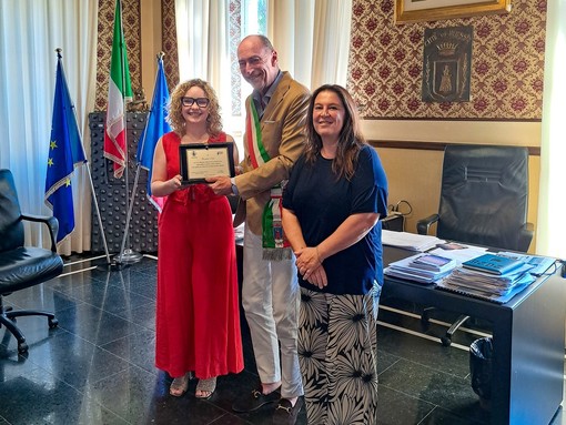 Alassio, conferito un riconoscimento alla giovane cantante alassina Rachele Noli