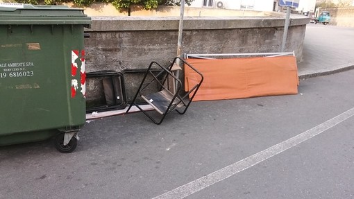 Piccoli gesti di inciviltà a Finalborgo: rifiuti abbandonati a bordo strada Piccoli gesti di inciviltà a Finalborgo: rifiuti abbandonati a bordo strada