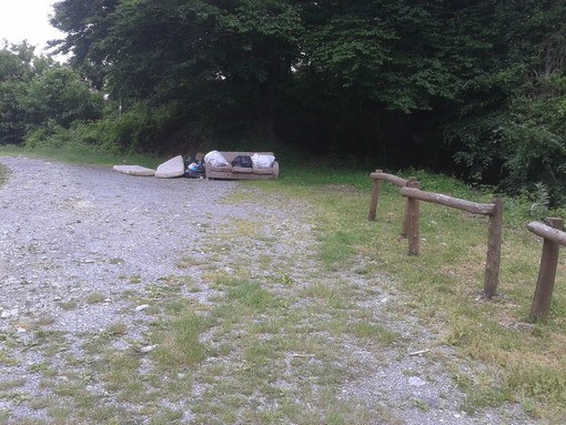 Cairo, rifiuti abbandonati vicino al Parco dell'Adelasia in frazione Montenotte Cairo, rifiuti abbandonati vicino al Parco dell'Adelasia in frazione Montenotte
