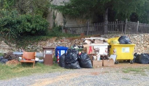 Rifiuti abbandonati a Ranzi, Carrara presenta mozione: “Vero degrado sotto il cimitero”