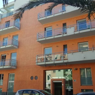 Raid vandalico notturno sulla passeggiata di Loano: danneggiato un bar e macchine, aggredito il guardiano di un residence