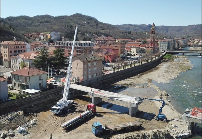 Cairo, posate le prime travi del nuovo ponte Italia '61. Ghione: "Un passo importante per la ricostruzione"