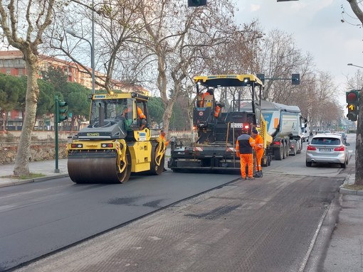 Rifacimento asfalti a Savona, primi disagi in corso Ricci: movieri al lavoro (FOTO) Rifacimento asfalti a Savona, primi disagi in corso Ricci: movieri al lavoro (FOTO)