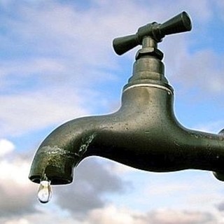Secchi d’acqua marina per lo sciacquone del wc e “doccia frizzante”: questo il Ferragosto alassino senz'acqua