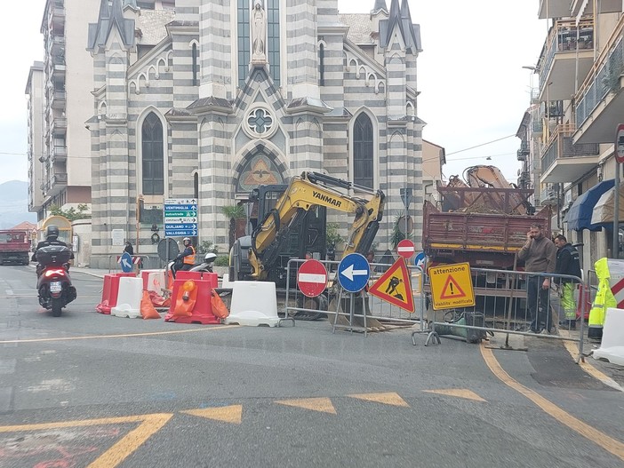 Rotatoria di Zinola, i lavori dovrebbero finire entro 10 giorni. Assessore Parodi: "Stanno cercando di trovare soluzioni meno impattanti per il traffico" (FOTO)